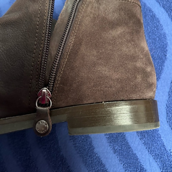 Geox, 39 1/2, size 9 womans, brown short boot, side zippers, flat,worn once, - Picture 7 of 8